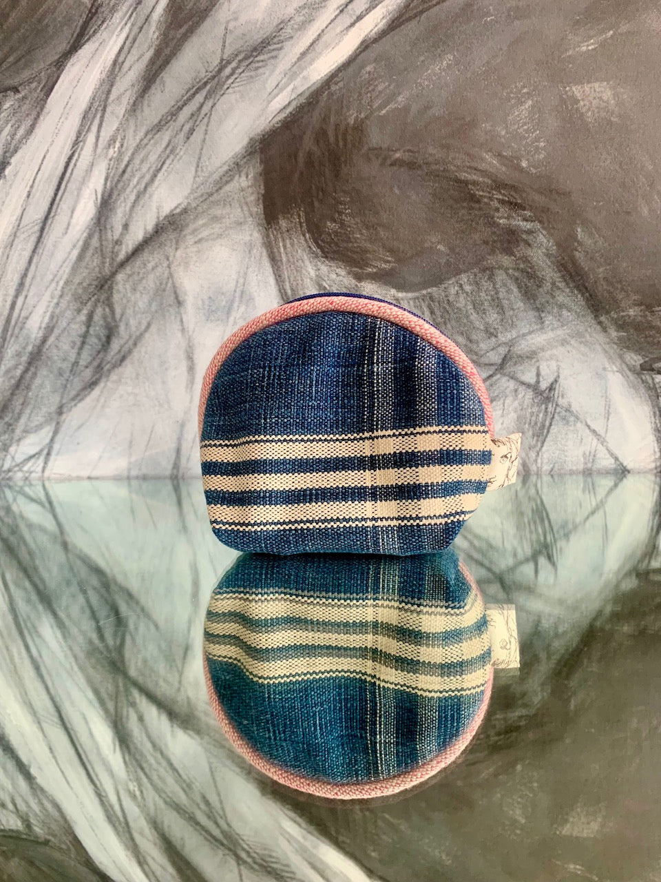 Portable pocket: round zipper pouch-blue and white plaid